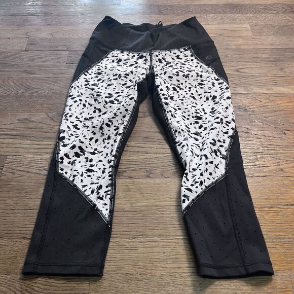 Athleta Stealth Black White Trucool Sculptek Perforated Crop Capri Legging SP - Picture 10 of 16